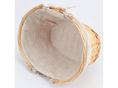 سلة نزهة منسوجة يدويًا من العشب باللون البني الداكن مع أطباق وصحون من الخيزران