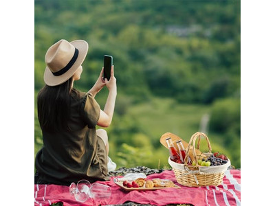 سلة نزهة خوص صفراء كبيرة خارجية وردية مع غطاء معزول كبير