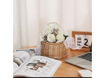 سلة نزهة وبطانية وردية فاتحة سلة مع طاولة خشبية قابلة للطي من الخيزران