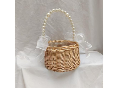 سلة نزهة وبطانية وردية فاتحة سلة مع طاولة خشبية قابلة للطي من الخيزران