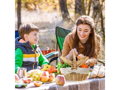مجموعة نزهة لشخصين مع طاولة علوية مخصصة لعزل البيرة