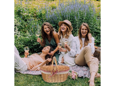 سلة نزهة حديقة منسوجة من الخوص بمقبض لشخصين طعام بغطاء خشبي